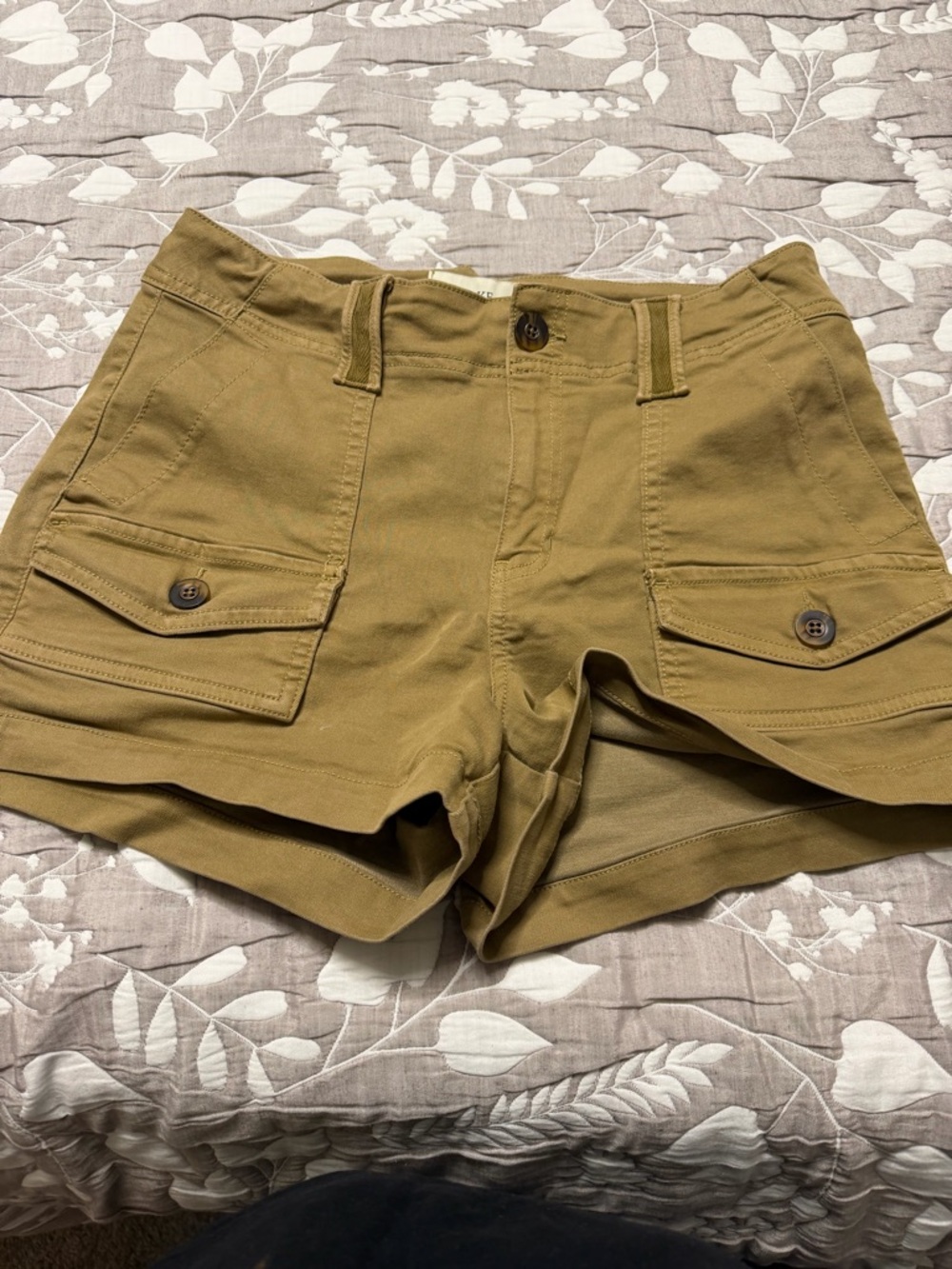 Women’s Buckle Utility Cargo Shorts in Khaki
